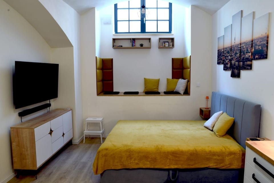 Bed, TV and multimedia, Seating area, Bedroom