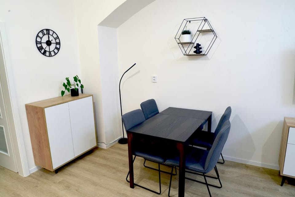 Seating area, Food