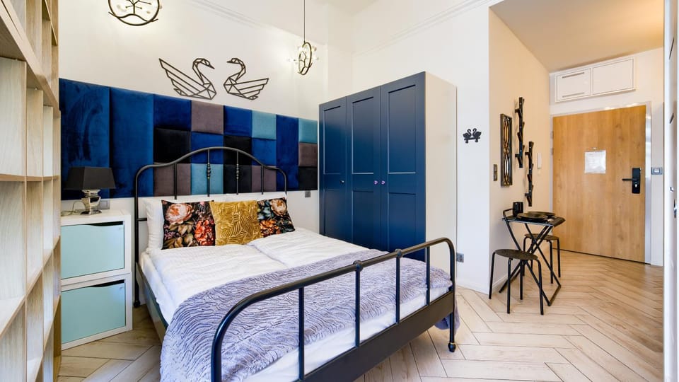 Bed, Photo of the whole room, wardrobe