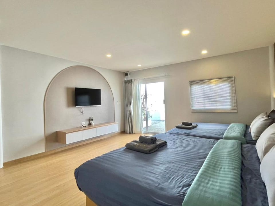 Photo of the whole room, Bedroom