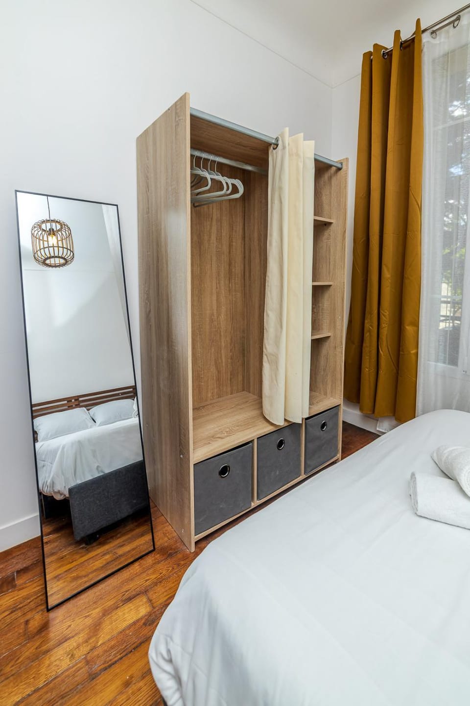 Photo of the whole room, Bedroom, wardrobe