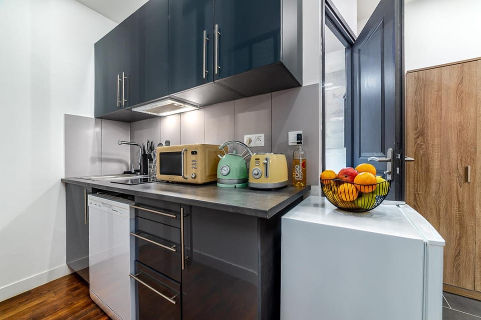 Coffee/tea facilities, Kitchen or kitchenette, stove, toaster