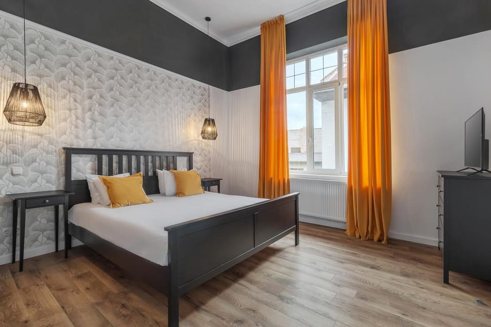 Bed, TV and multimedia, Photo of the whole room, Bedroom
