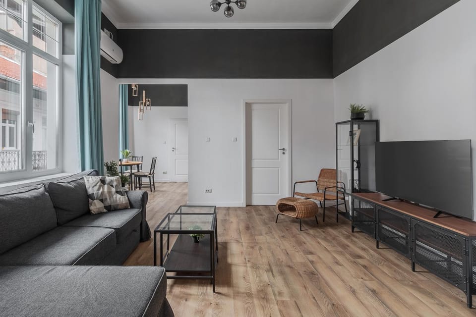 TV and multimedia, Living room, Seating area, air conditioner