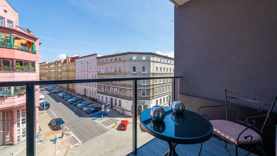 Balcony/Terrace, Street view