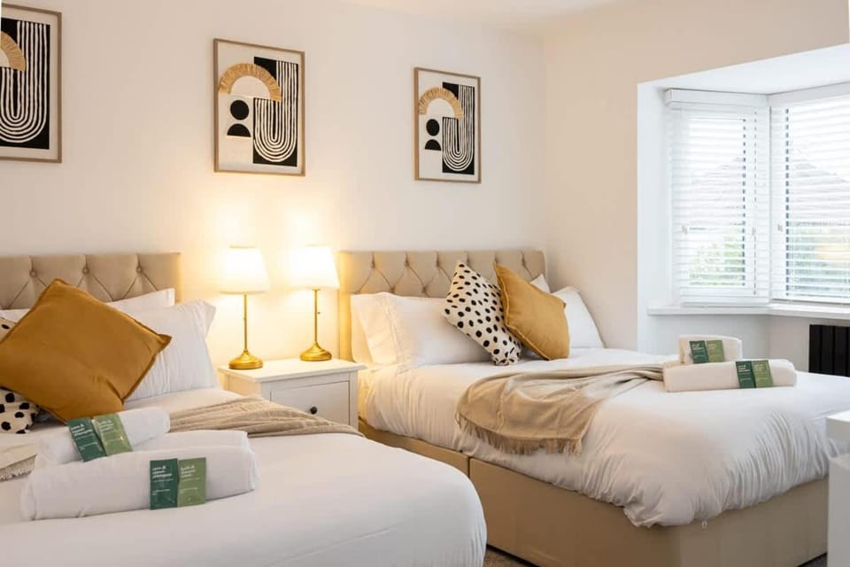 The Wilmslow House Free Parking - Close to Airport House in England