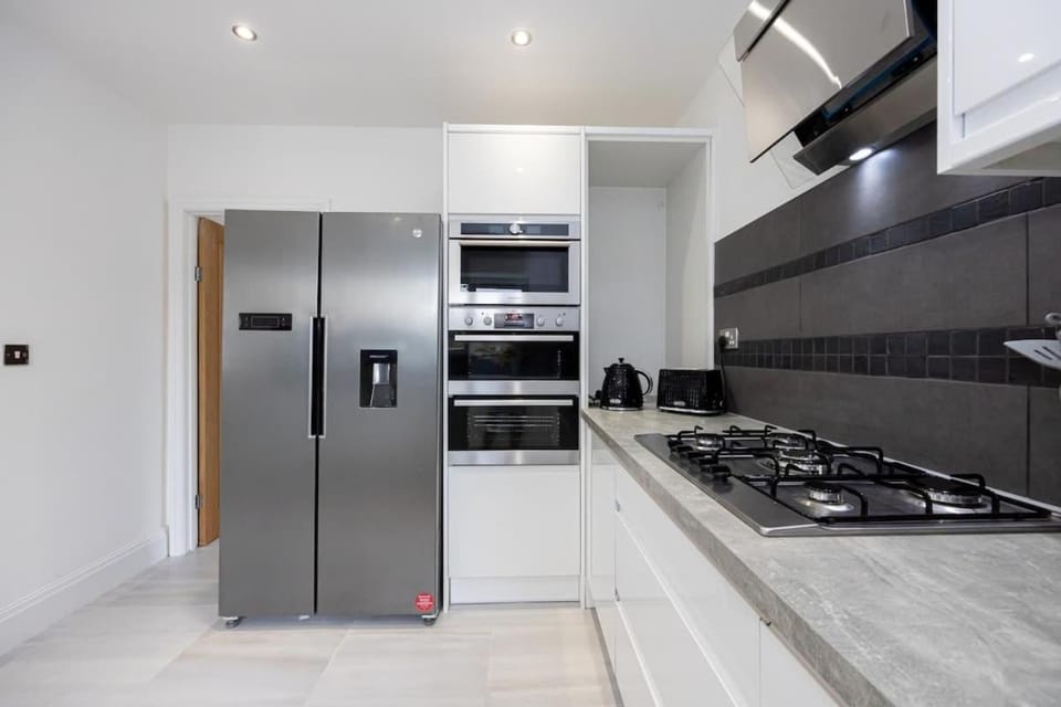 The Wilmslow House Free Parking - Close to Airport House in England