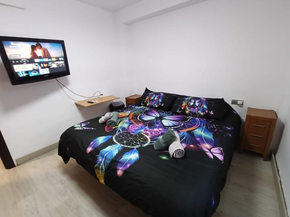 Bed, TV and multimedia, Photo of the whole room, Bedroom, towels