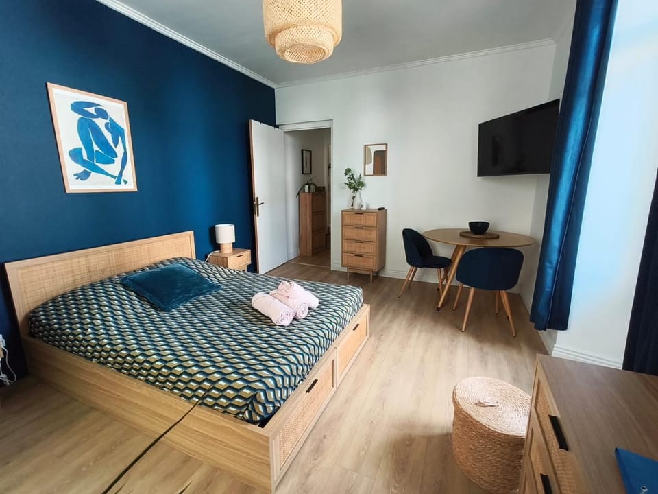 Bed, TV and multimedia, Photo of the whole room, Bedroom, towels