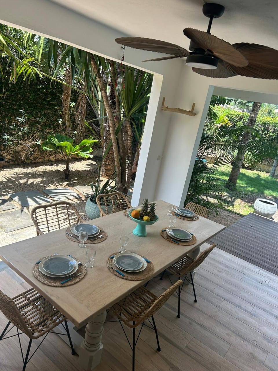 Patio, Day, Garden, Seating area, Dining area