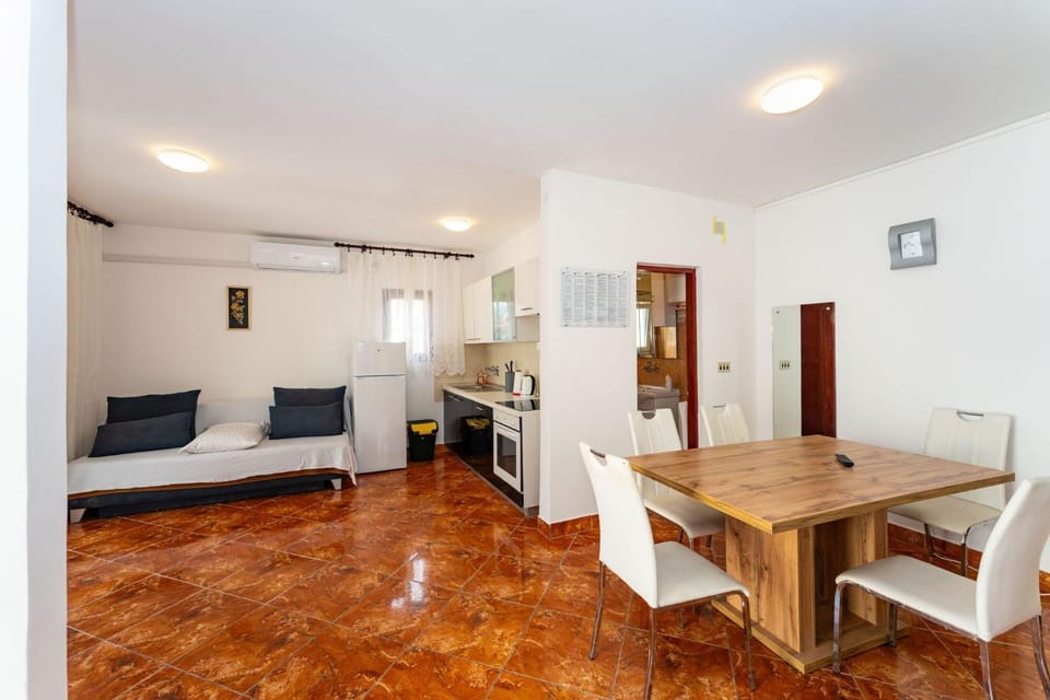 Bed, Living room, Dining area, Bedroom