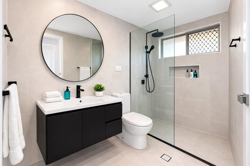 Shower, Toilet, Bathroom, towels