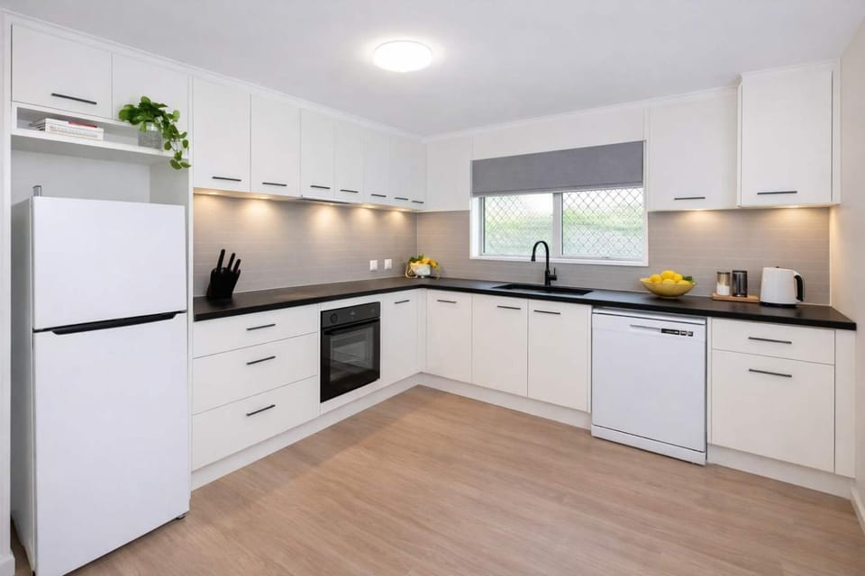 Coffee/tea facilities, Kitchen or kitchenette, dishwasher, oven, stove, toaster