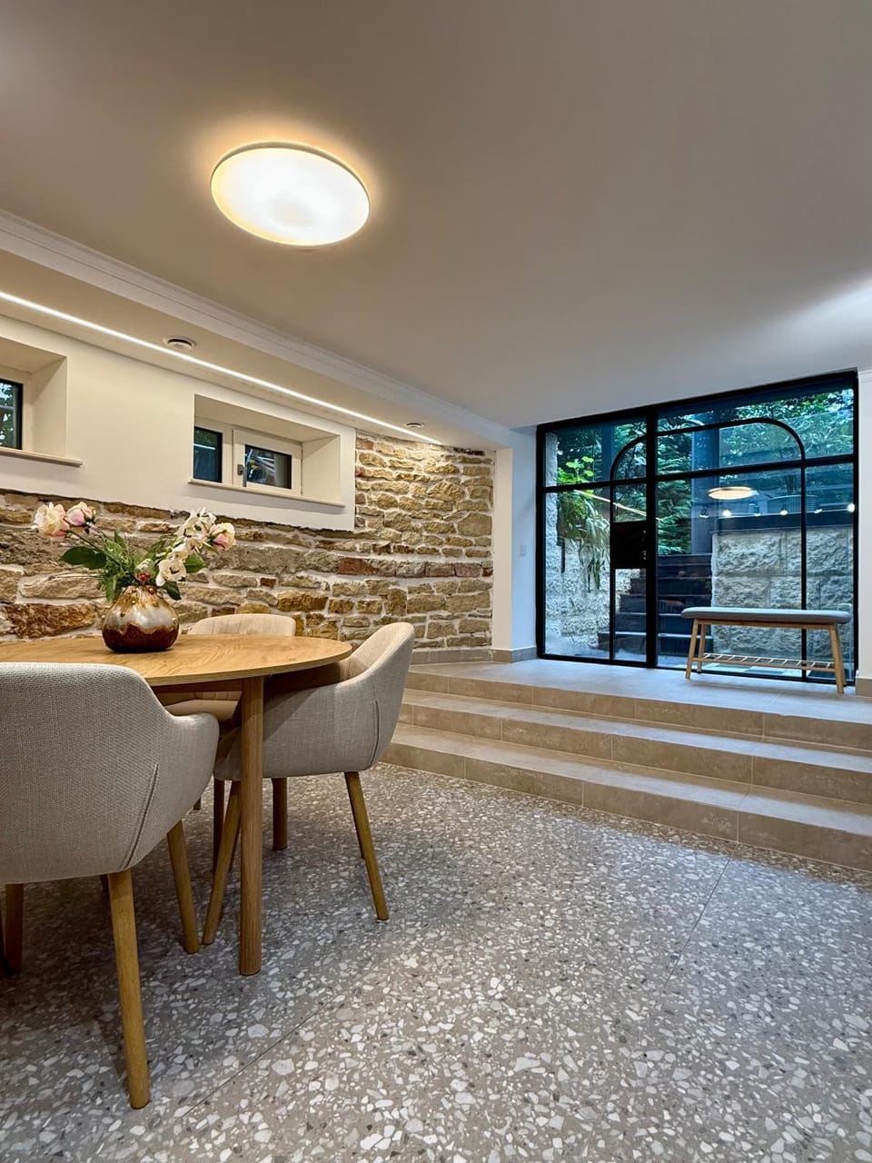 Apartament langa Cluj Arena cu 2 camere, bucatarie, baie si camara Apartment in Cluj-Napoca
