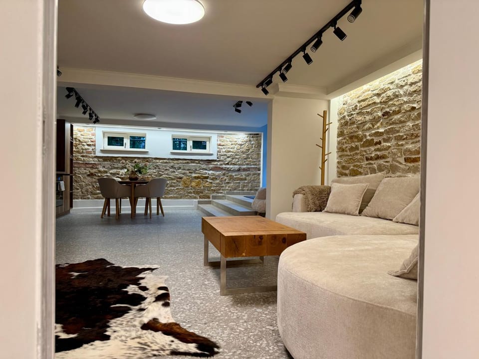 Apartament langa Cluj Arena cu 2 camere, bucatarie, baie si camara Apartment in Cluj-Napoca