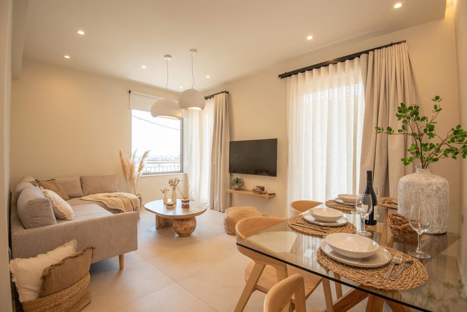 TV and multimedia, Living room, Seating area, Dining area, Evening entertainment