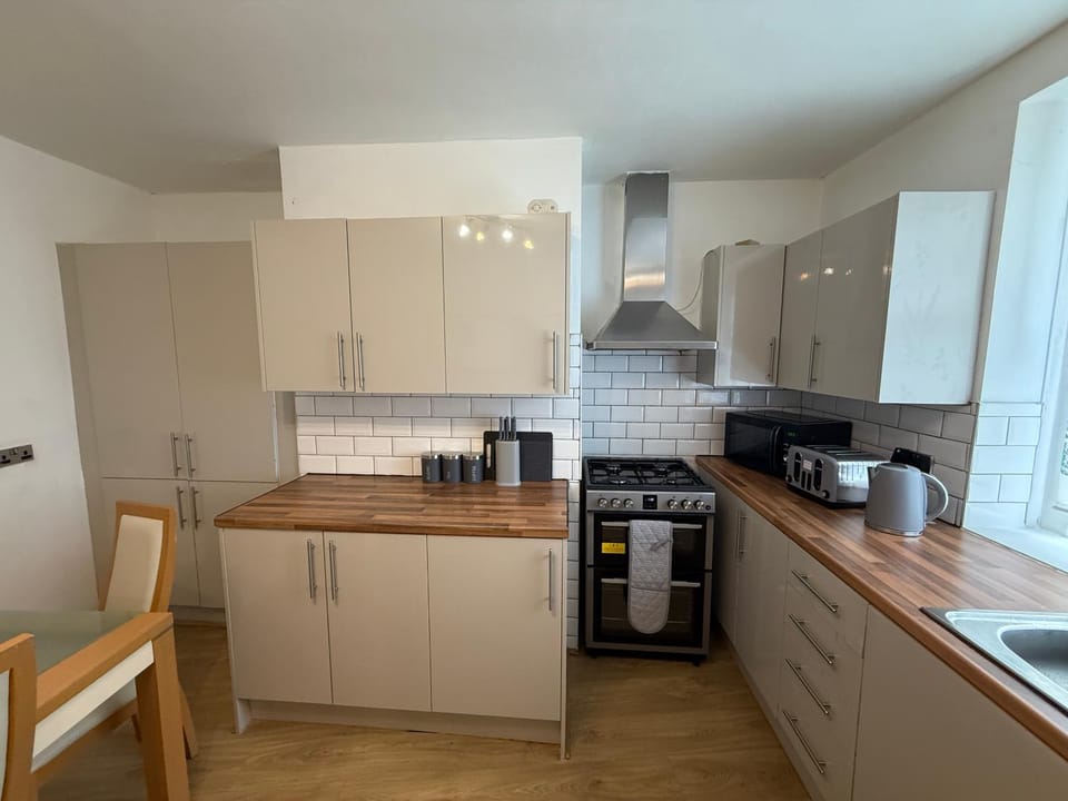 Coffee/tea facilities, Kitchen or kitchenette, Dining area, oven, stove, toaster, kitchen