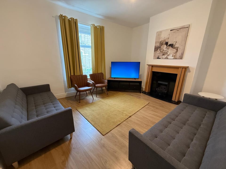 TV and multimedia, Living room, Seating area, Evening entertainment