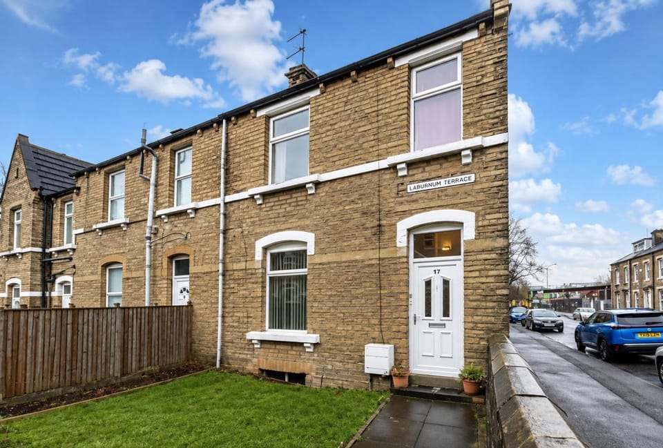 Property building, Facade/entrance, Garden, Parking