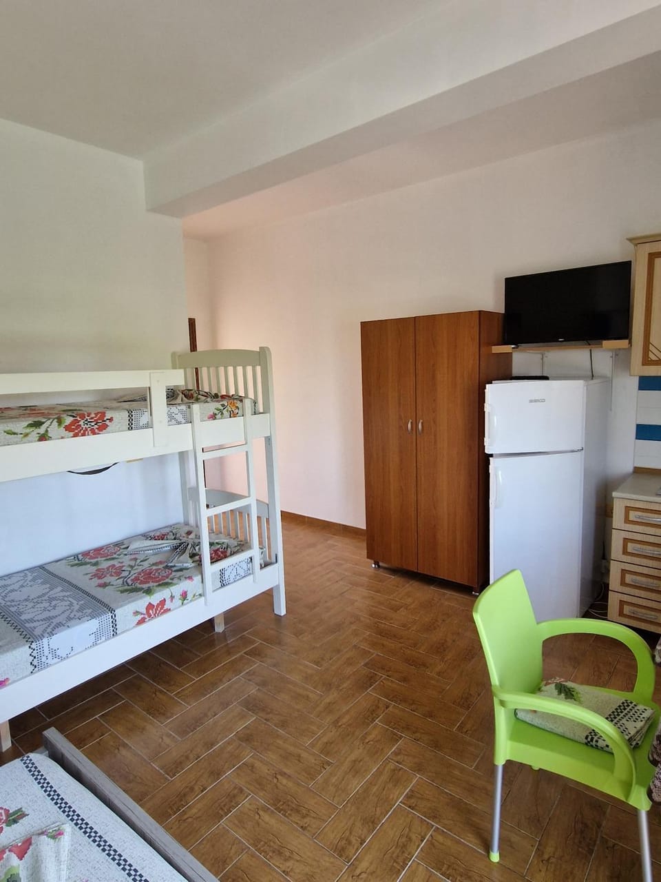 Bed, TV and multimedia, wardrobe