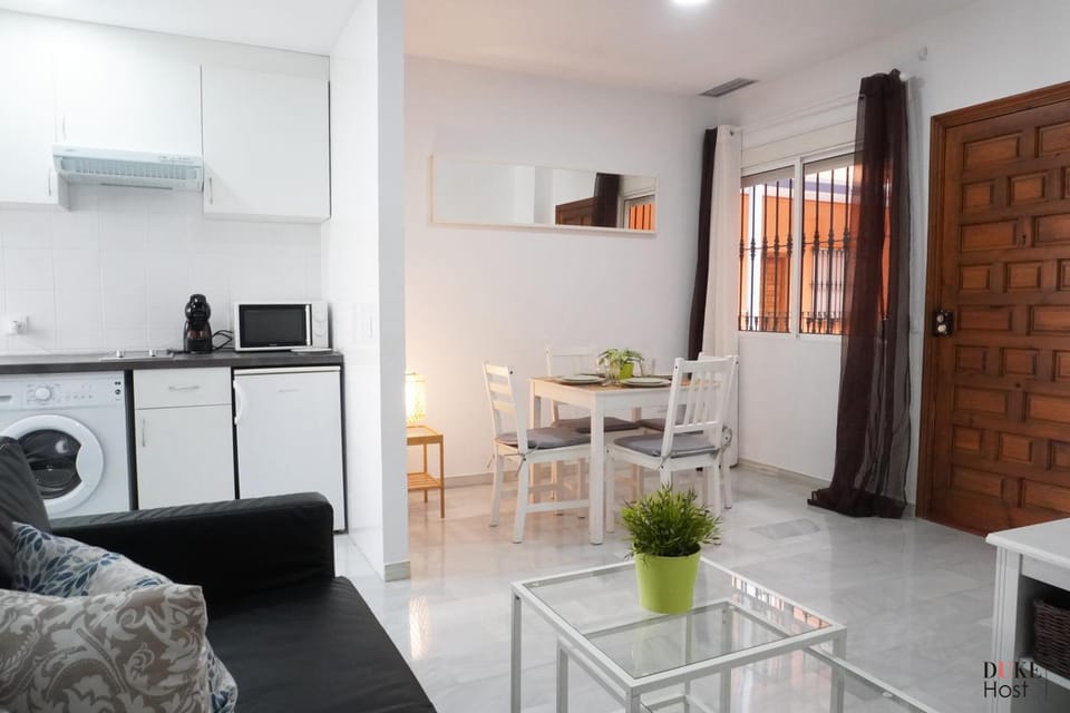 Kitchen or kitchenette, Living room, Seating area, Dining area