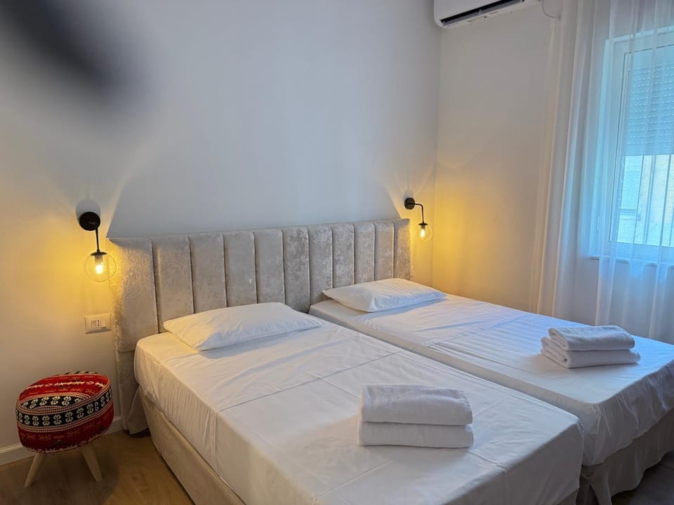 Bed, Bedroom, towels
