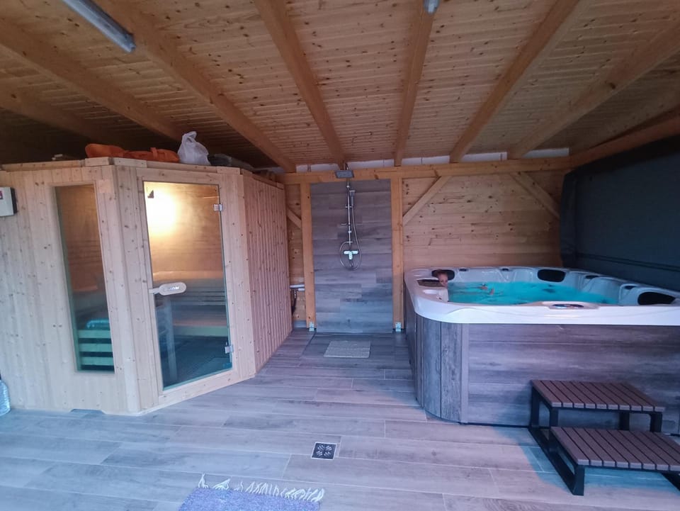 Hot Tub, Spa and wellness centre/facilities