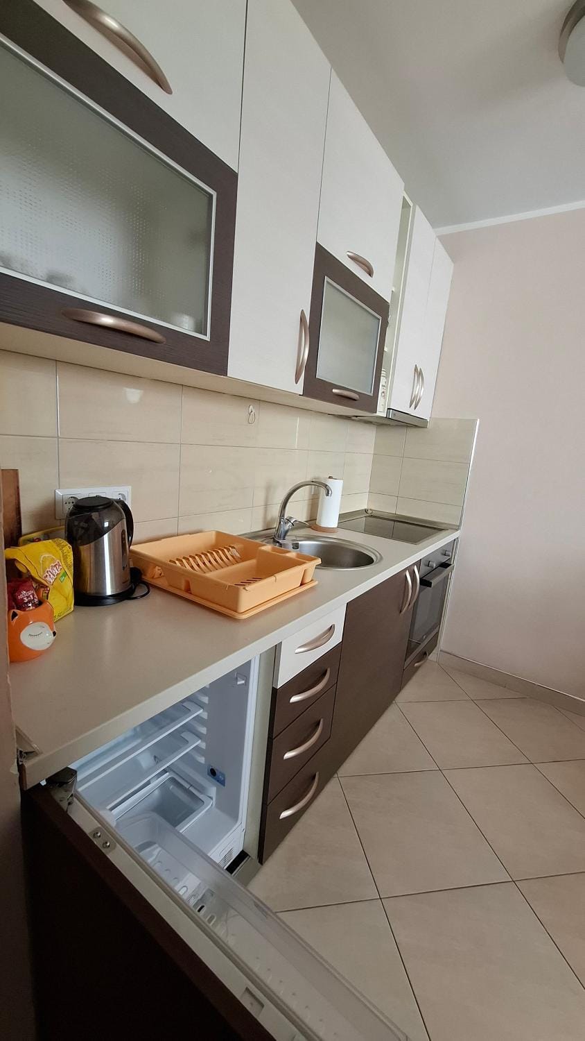 Coffee/tea facilities, Kitchen or kitchenette, stove