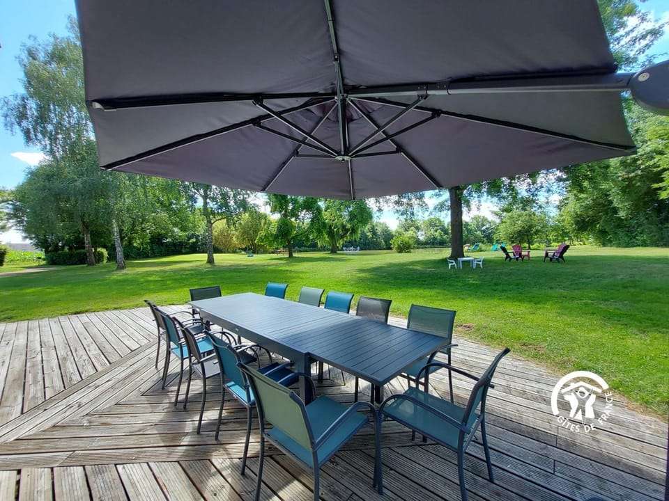 Patio, Spring, Day, Natural landscape, Garden, Dining area, Garden view