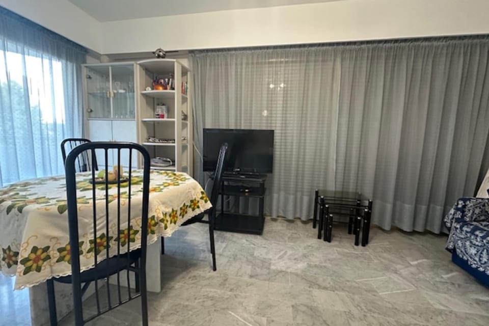 Charming corner 2 rooms of 51 m2 in Antibes Apartment in Antibes