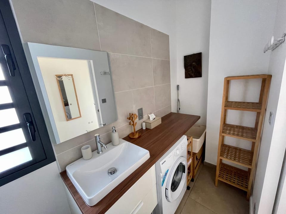 Shower, Bathroom, towels, washing machine