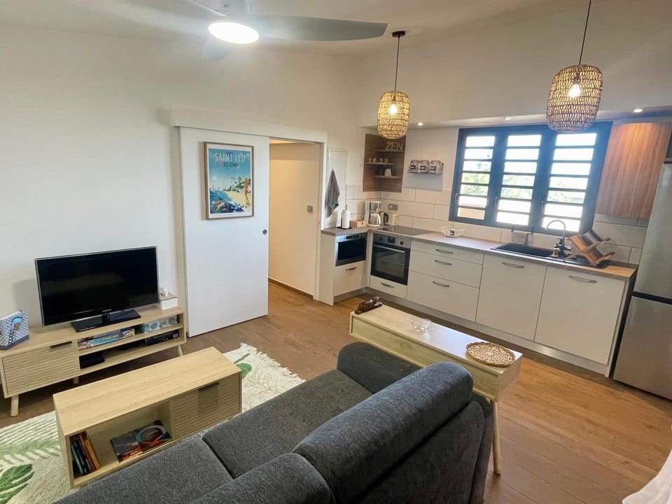Communal lounge/ TV room, Kitchen or kitchenette, Living room, Seating area, dishwasher, oven, stove, kitchen