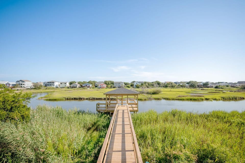 Canalside Blue Heron by Oak Island Accommodations House in Oak Island