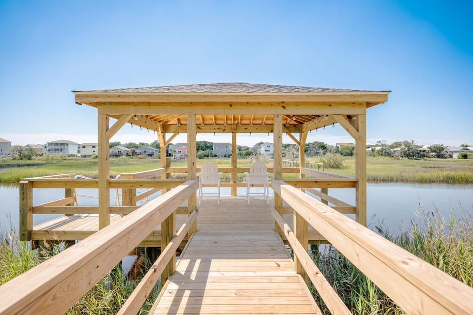 Canalside Blue Heron by Oak Island Accommodations House in Oak Island