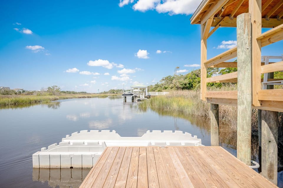 Canalside Blue Heron by Oak Island Accommodations House in Oak Island
