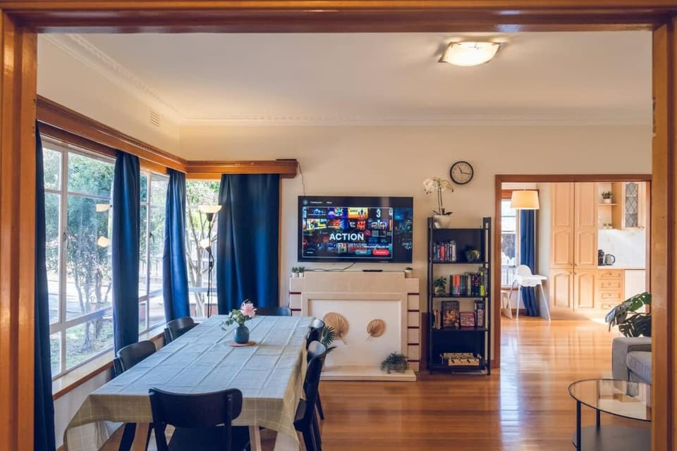 TV and multimedia, Living room, Seating area, Dining area