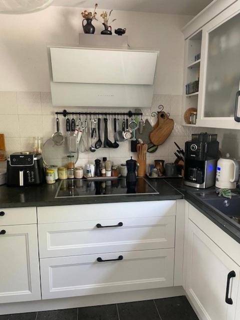 Coffee/tea facilities, Kitchen or kitchenette, stove