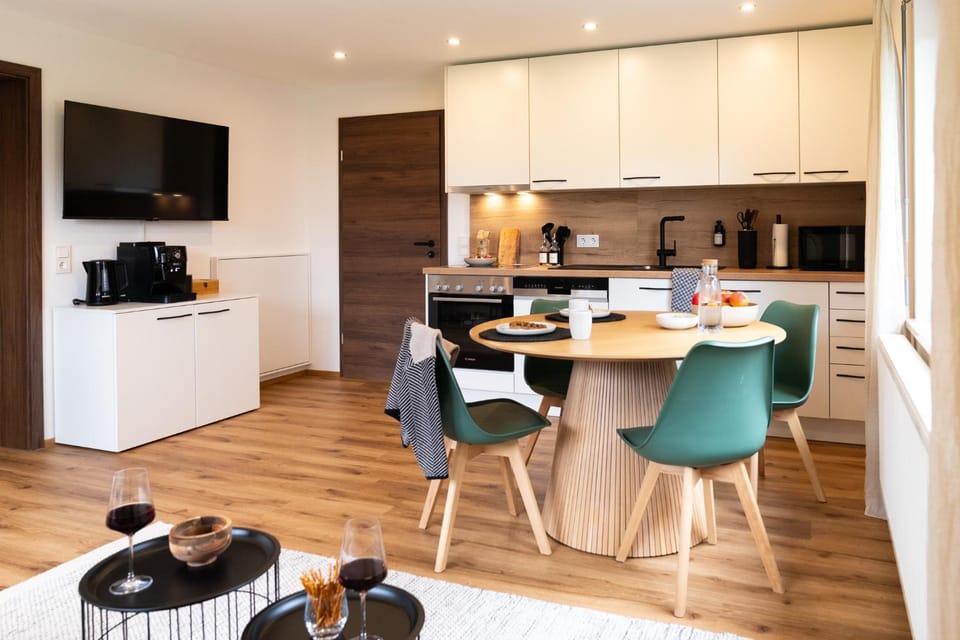 TV and multimedia, Coffee/tea facilities, Kitchen or kitchenette, Living room, Seating area, Dining area, oven, stove, toaster