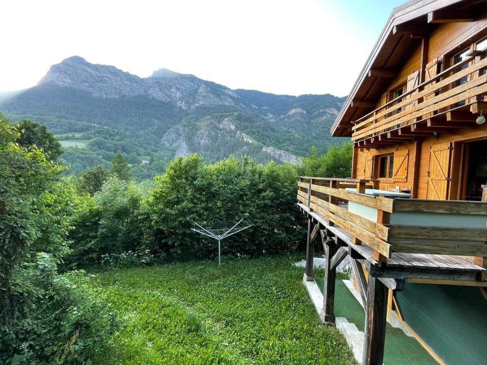 Chalet en bois avec très belle vue sur la montagne Chalet in Provence-Alpes-Côte d'Azur