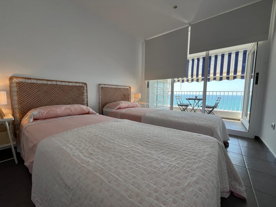 Photo of the whole room, Sea view