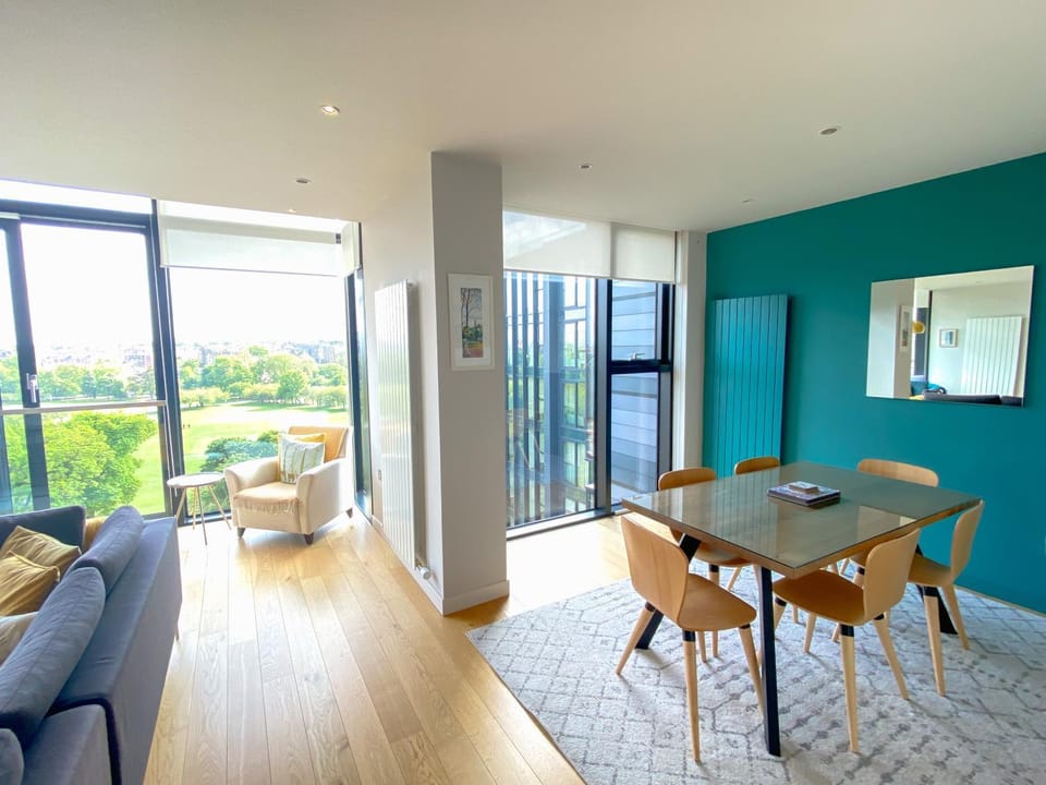 TV and multimedia, View (from property/room), Living room, Decorative detail, Seating area, Dining area
