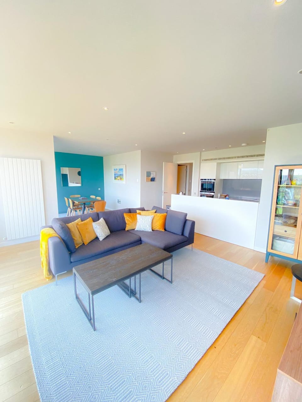 TV and multimedia, Kitchen or kitchenette, Living room, Decorative detail, Seating area, Dining area