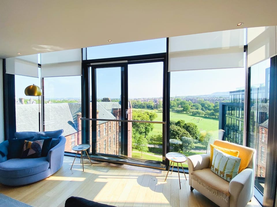 TV and multimedia, View (from property/room), Living room, Decorative detail, Seating area, Dining area