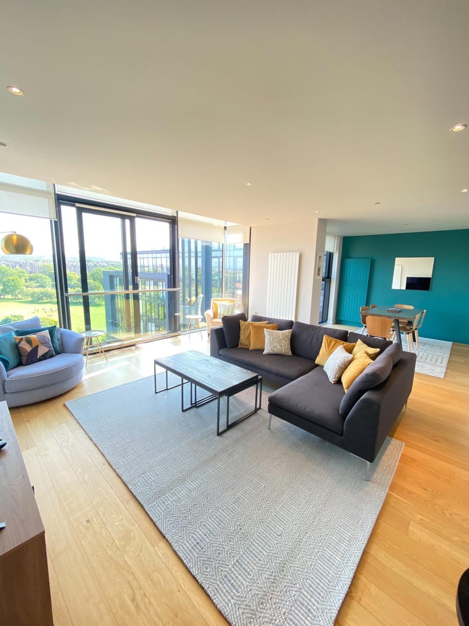 TV and multimedia, Kitchen or kitchenette, Living room, Decorative detail, Seating area, Dining area