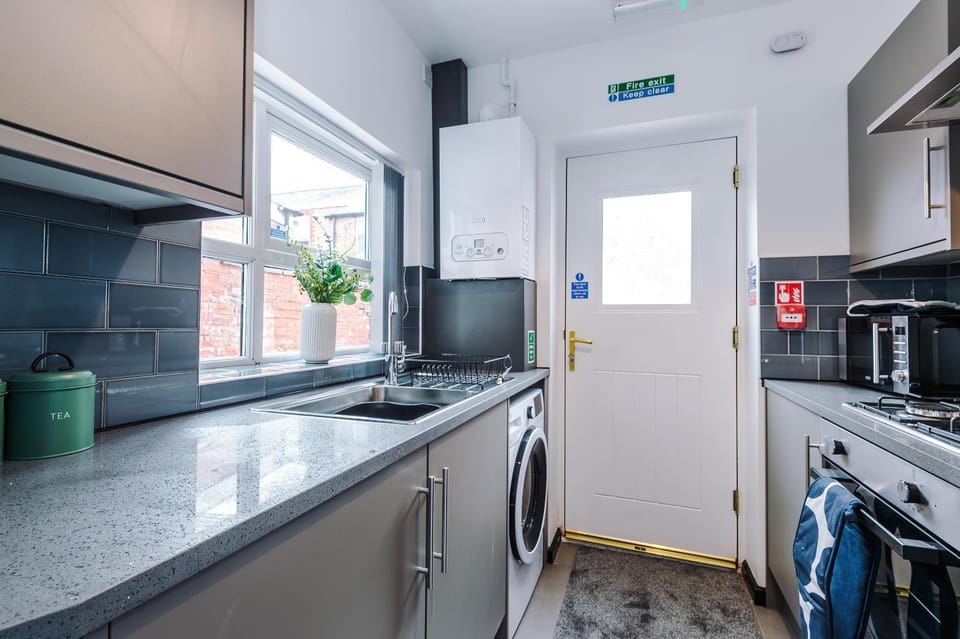 Large 4BR House, Sleeps 8, Parking, Full Kitchen, Ideal for Groups, family, contractors House in Salford