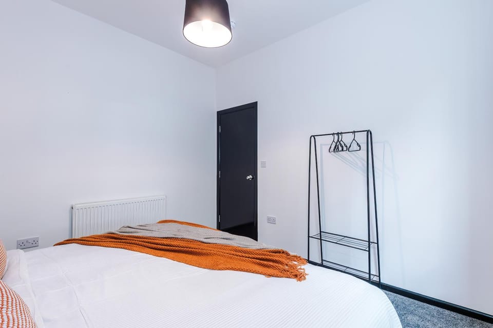 Large 4BR House, Sleeps 8, Parking, Full Kitchen, Ideal for Groups, family, contractors House in Salford