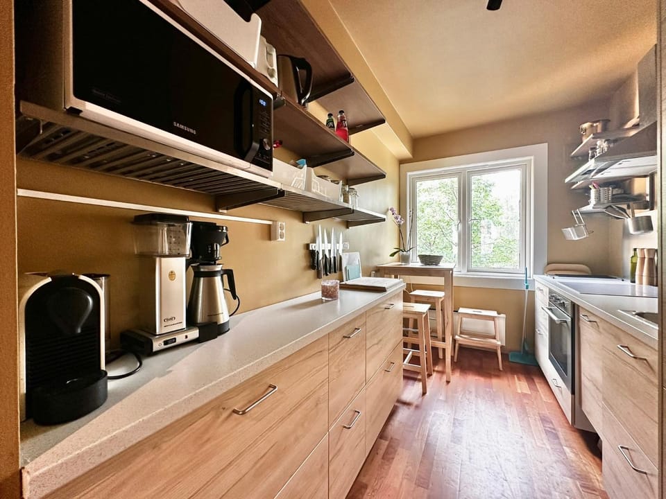 Coffee/tea facilities, Kitchen or kitchenette, oven