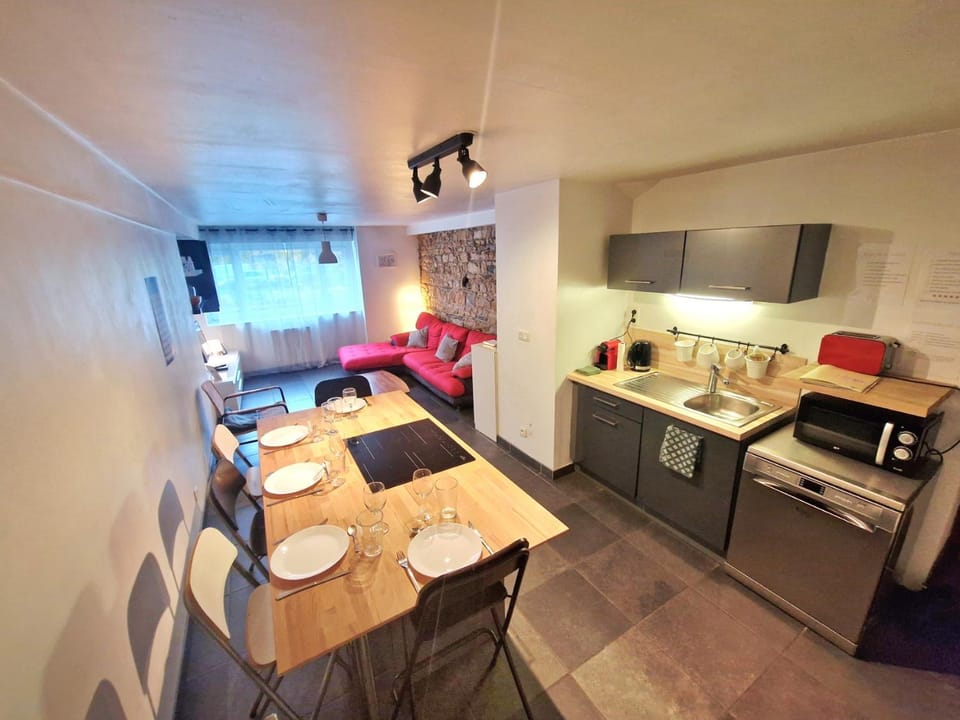 Coffee/tea facilities, Living room, Lounge or bar, Seating area, dishwasher, microwave, stove, kitchen