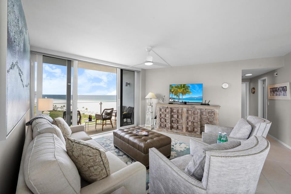 SW facing beachfront condo with sweeping ocean views House in Marco Island