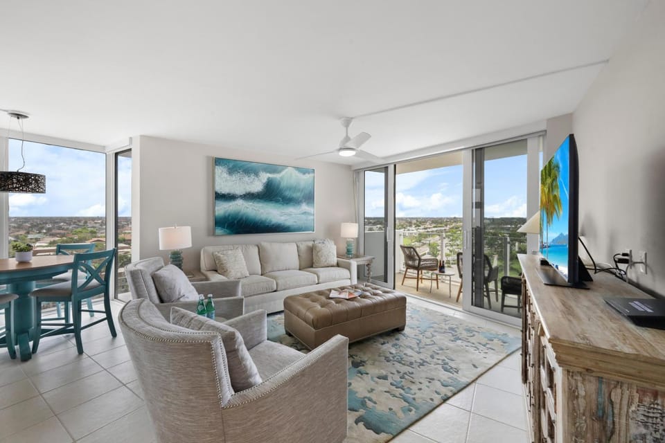 SW facing beachfront condo with sweeping ocean views House in Marco Island